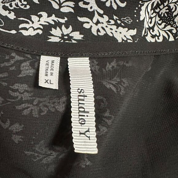 Studio Y Black White Pattern Block Shell Top Size XL - Picture 5 of 7